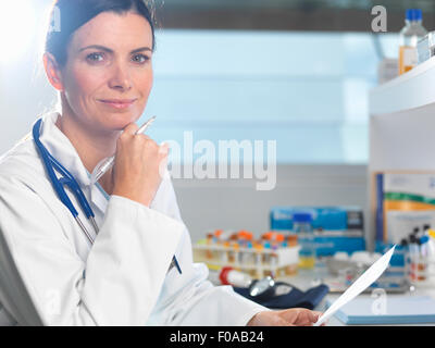 Arzt am Schalter des Patienten Hinweise überprüfen Stockfoto