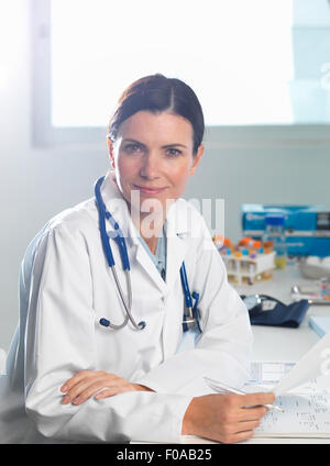 Arzt am Schalter des Patienten Hinweise überprüfen Stockfoto