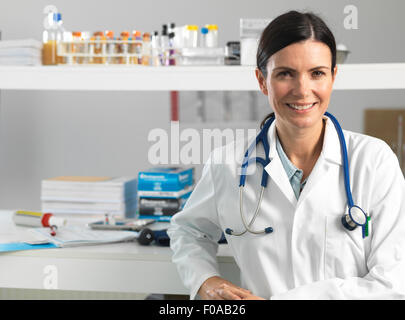 Arzt an der Rezeption warten geduldig Stockfoto