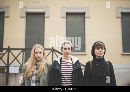 Drei Schwestern vor Gebäude Stockfoto