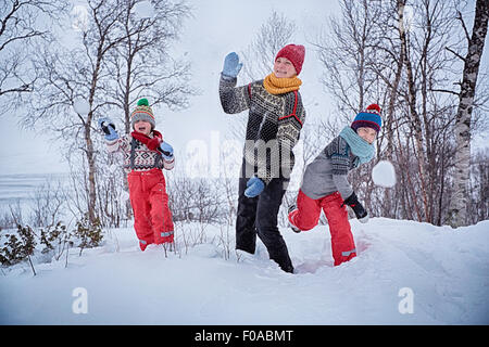 Mutter und zwei Söhne, Schneeballschlachten, Hemavan, Schweden Stockfoto
