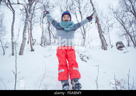 Junge springt hinunter Schnee bedeckte Hügel, Hemavan, Schweden Stockfoto