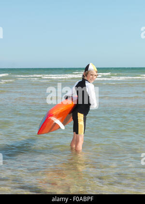 Porträt des jungen Nipper (Kind Surf Life Savers) zurückblickend, Altona, Melbourne, Australien Stockfoto