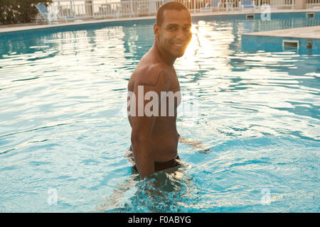 Mitte erwachsenen Mann im Hotelschwimmbad, Rio De Janeiro, Brasilien Stockfoto