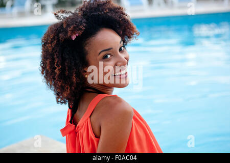 Porträt der jungen Frau sitzt am Hotel Pool, Rio De Janeiro, Brasilien Stockfoto