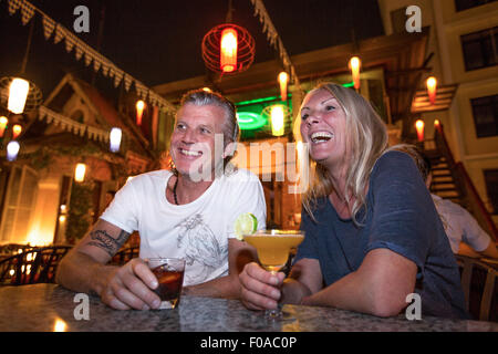 Älteres paar lachend in cocktail-Bar, Vientiane, Laos Stockfoto