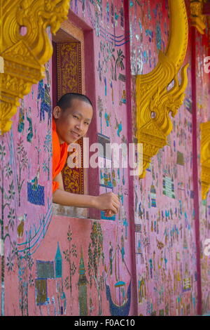 Buddhistischer Mönch aus Wat Xieng Thong Fenster, Luang Prabang, Laos Stockfoto