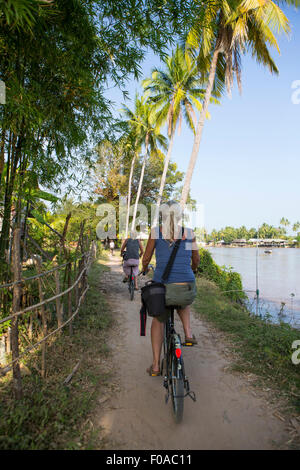 Rückansicht des zwei weibliche Touristen Radfahren am Mekong Ufer, Don Det, Laos Stockfoto