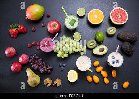 Obenliegende Stillleben von frischem Obst und smoothies Stockfoto