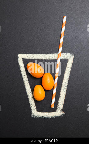 Blackboard Außenillustration Trinkglas mit Kumquats und trinken Stroh Stockfoto