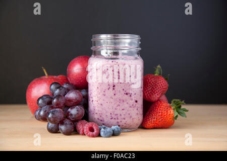 Stillleben mit frischen Trauben, Apfel und Beeren-smoothie Stockfoto