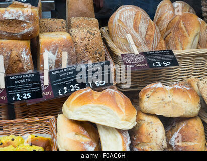 Brot für den Verkauf in einer Bäckerei Schaufenster in Fowey, Cornwall, England, UK Stockfoto