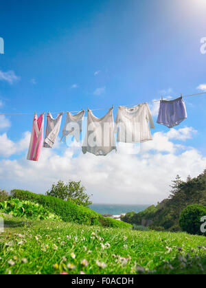 Reihe von frischer Wäsche auf der Wäscheleine in küstennahen Garten Stockfoto