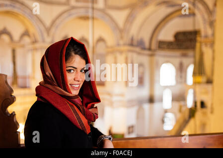 Porträt der jungen Frau in die Moschee, Kopftuch, Istanbul, Türkei Stockfoto