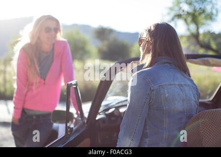 Zwei Reife Frauen, reden, neben Cabrio Stockfoto