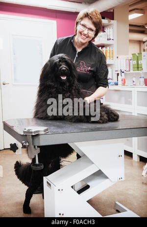 Porträt von Hund und Hundefriseur im Hundesalon Stockfoto