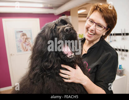 Porträt von Hund und Hundefriseur im Hundesalon Stockfoto