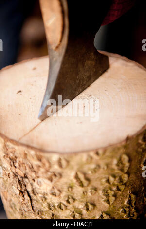 Axt Spalten Holz, Nahaufnahme Stockfoto