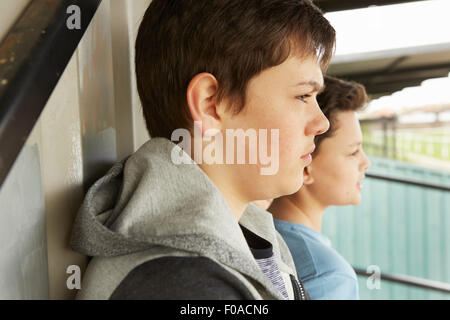 Zwei jungen mit Blick vom Tierheim Stockfoto