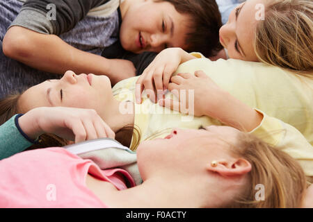 Fünf jungen und Mädchen liegend mit Augen geschlossen Stockfoto