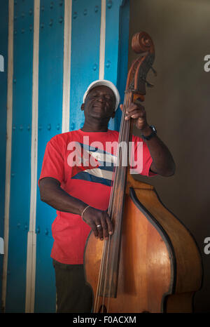 Ältere Mann spielt Kontrabass vor blauer Wand, Santiago De Cuba, Kuba Stockfoto