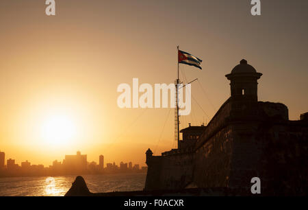 Kubanische Flagge über El Morro Festung bei Sonnenuntergang, Havanna, Kuba Stockfoto