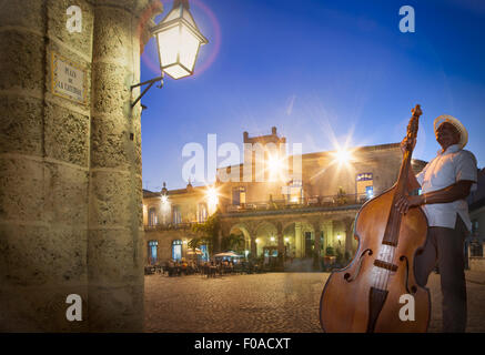 Ältere Mann spielt Kontrabass in Plaza De La Cathedral in der Nacht, Havanna, Kuba Stockfoto