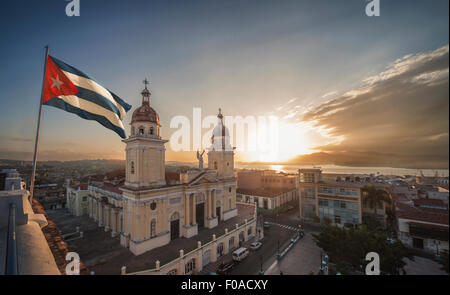 Kubanische Flagge über Plaza De La Catedral bei Sonnenuntergang, Santiago De Cuba, Kuba Stockfoto