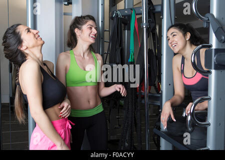 Drei junge Frauen lachen und Lächeln im Fitness-Studio Stockfoto