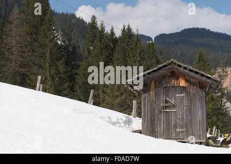 Holzhütte auf Schnee bedeckt Berghang, Gosausee, Österreich Stockfoto