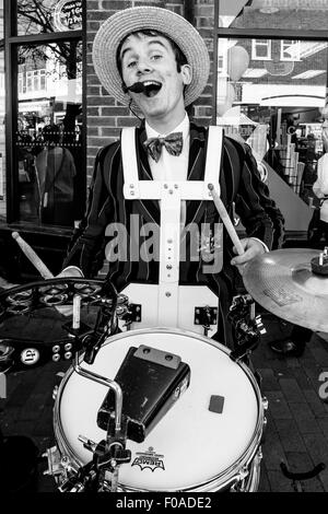 Die eisernen Stiefel Schaber Steampunk Band führen In Lewes Stadtzentrum, Lewes, Sussex, UK Stockfoto