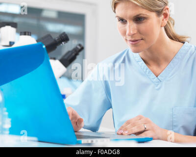 Mediziner, die Patienten Testergebnisse auf einem Computer anzeigen Stockfoto