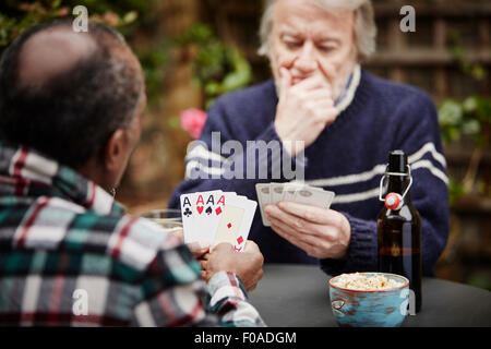 Zwei alte Männer Spielkarten Stockfoto