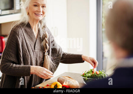 Ältere Frau, die Zubereitung von Speisen in der Küche Stockfoto