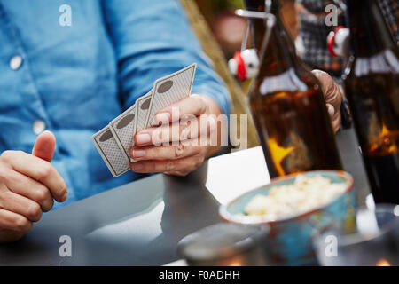 Person, die Nahaufnahme Spielkarten, Stockfoto