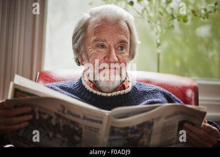 Senior woman lesen Zeitung Stockfoto