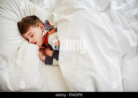 Kleiner Junge im Bett schlafen Stockfoto