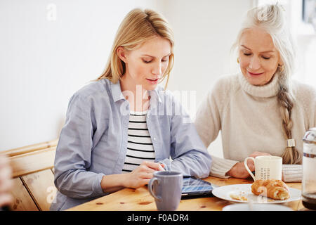 Mutter und Tochter beim Frühstück Stockfoto