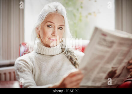 Ältere Frau lesen Zeitung Stockfoto