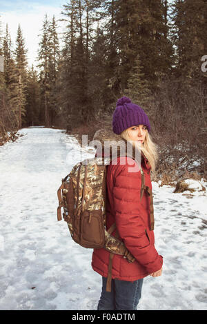 Junge Frau trägt Winterkleidung und Rucksack, Girdwood, Anchorage, Alaska Stockfoto