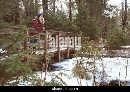 Junge Frau am Steg, Girdwood, Anchorage, Alaska Stockfoto