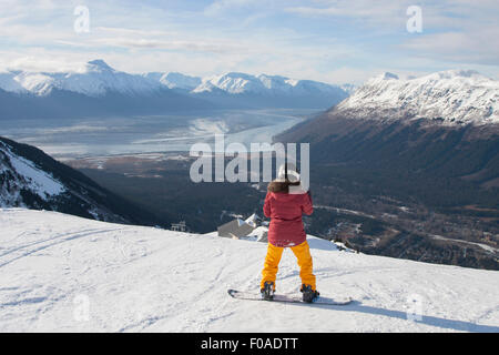 Junge Frau auf Snowboard, Girdwood, Anchorage, Alaska Stockfoto