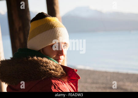 Junge Frau trägt stricken Hut Stockfoto