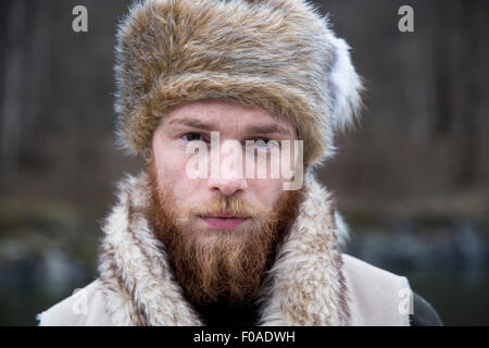 Mitte erwachsenen Mannes tragen Trapper Hut, portrait Stockfoto