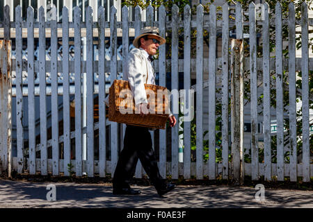 Ein Mann kommt zu Lewes Bahnhof mit seinen Picknickkorb, sehen Sie die Oper im nahe gelegenen Glyndebourne Opera House, Lewes, UK Stockfoto