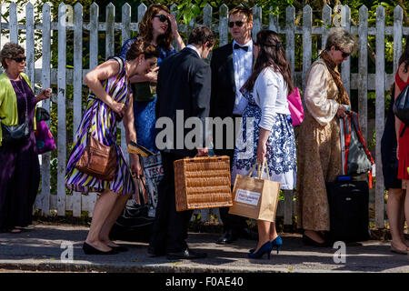 Opera-Fans warten Lewes Haltestelle für den Shuttlebus zum mitnehmen zum nahe gelegenen Glyndebourne Opera House, Lewes, Sussex, UK Stockfoto