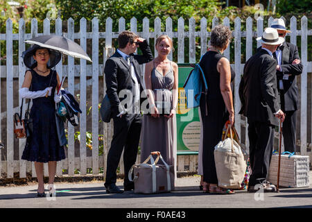 Opera-Fans warten Lewes Haltestelle für den Shuttlebus zum mitnehmen zum nahe gelegenen Glyndebourne Opera House, Lewes, Sussex, UK Stockfoto