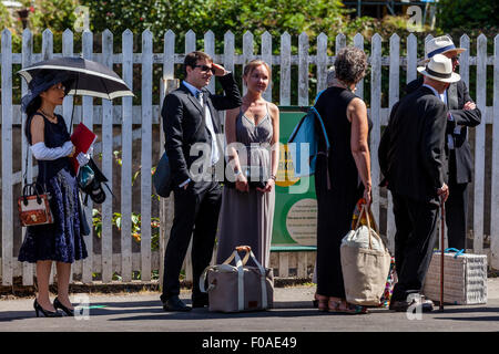 Opera-Fans warten Lewes Haltestelle für den Shuttlebus zum mitnehmen zum nahe gelegenen Glyndebourne Opera House, Lewes, Sussex, UK Stockfoto