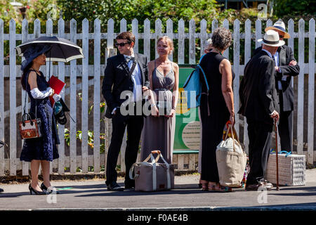 Opera-Fans warten Lewes Haltestelle für den Shuttlebus zum mitnehmen zum nahe gelegenen Glyndebourne Opera House, Lewes, Sussex, UK Stockfoto