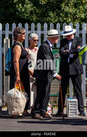 Opera-Fans warten Lewes Haltestelle für den Shuttlebus zum mitnehmen zum nahe gelegenen Glyndebourne Opera House, Lewes, Sussex, UK Stockfoto